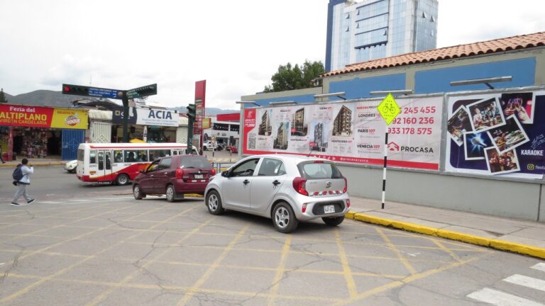 Valla de publicidad en Av. La Cultura Cusco