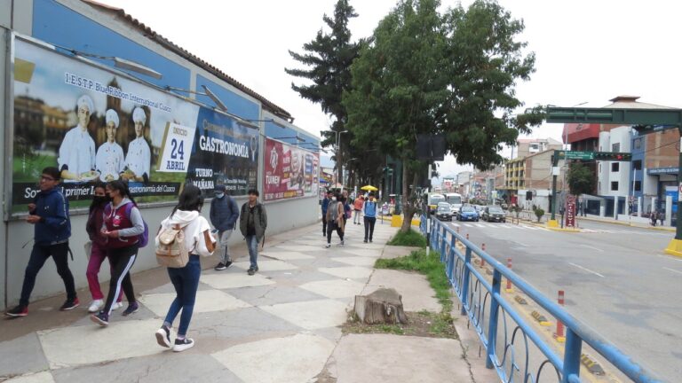 Valla publicitaria en Av. La Cultura Cusco